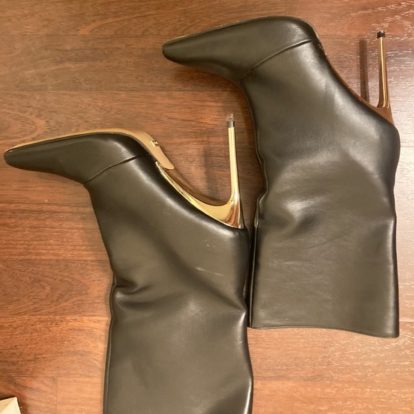Worn black faux leather wirh gold heel BCBG style vanilla size 8.5 - Picture 1 of 2